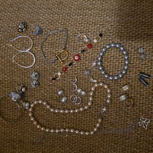 Elegant Pearl and Silver colored Jewelry Set